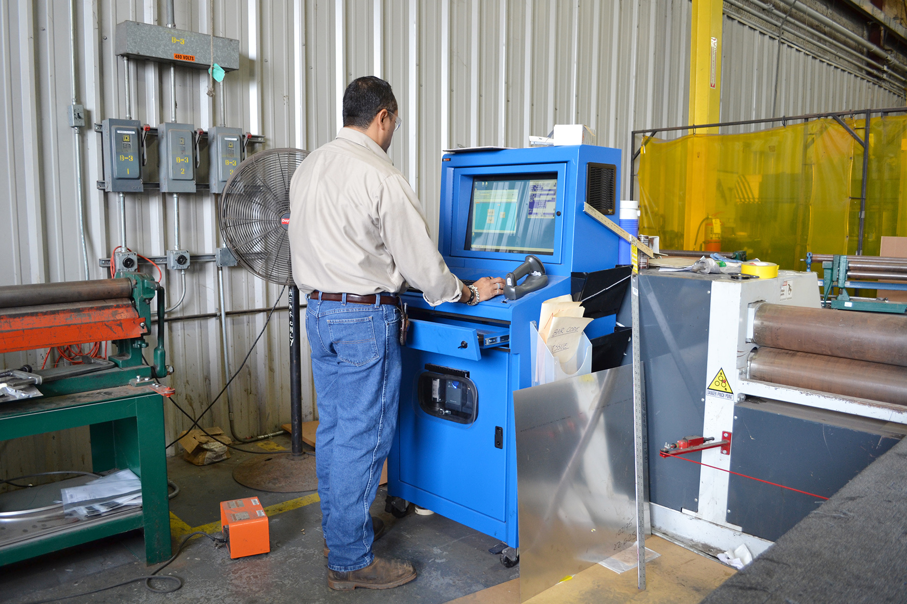 IceStation TITAN pc computer enclosure ITSENCLOSURES industrial heavy duty enclosure with operator